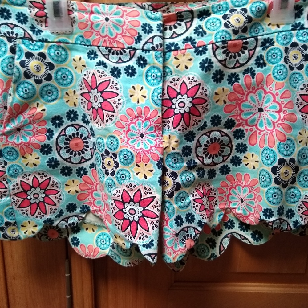 Floral shorts with scalloped hem